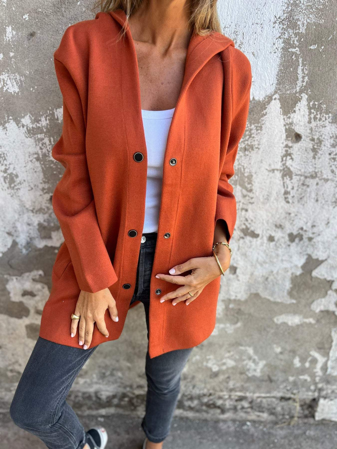 Veste femme Norah confortable, design moderne à capuche avec un seul bouton. Parfaite pour un look décontracté chic.