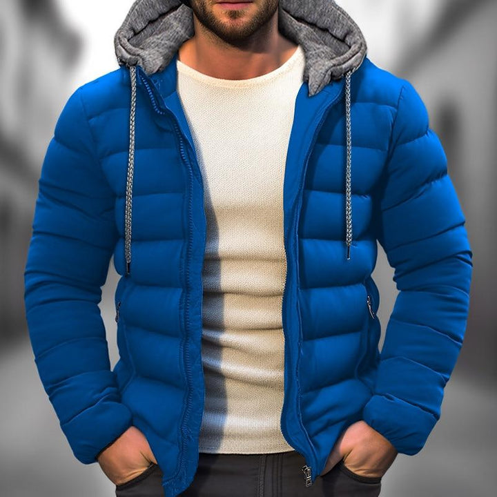 Veste à capuche homme élégante et matelassée, conçue pour affronter l'hiver avec style et chaleur.