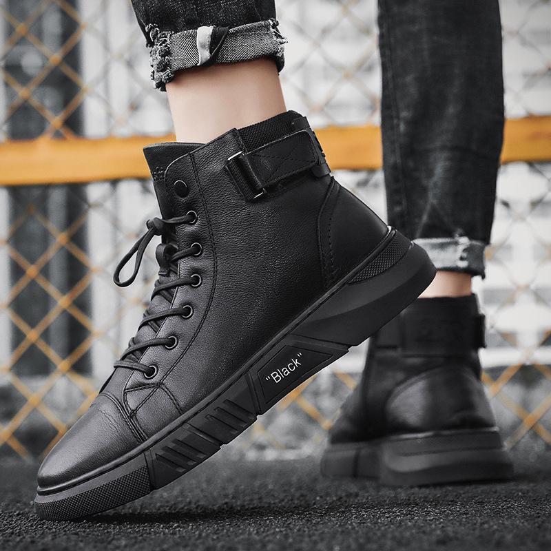 Paire de bottes en cuir noir pour hommes, robustes et élégantes, conçues pour le confort et le quotidien.