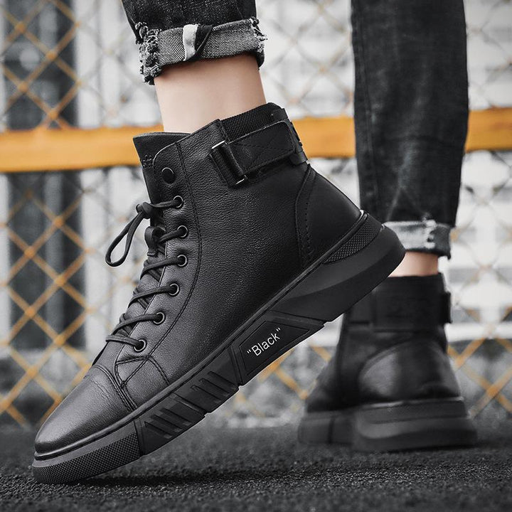 Paire de bottes en cuir noir pour hommes, robustes et élégantes, conçues pour le confort et le quotidien.