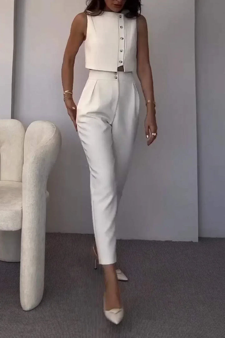 Femme portant l'ensemble chic structuré blanc (gilet & pantalon). Parfait pour le bureau, une soirée ou un événement élégant.