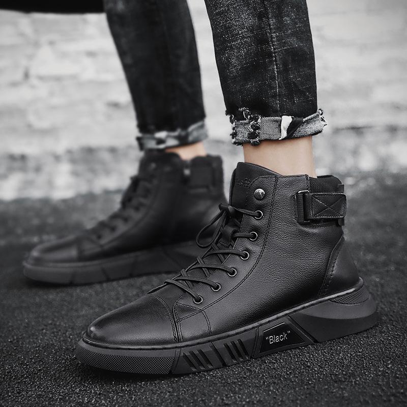 Bottes homme en cuir noir faites main, robustes et élégantes, parfaites pour un style quotidien sophistiqué.