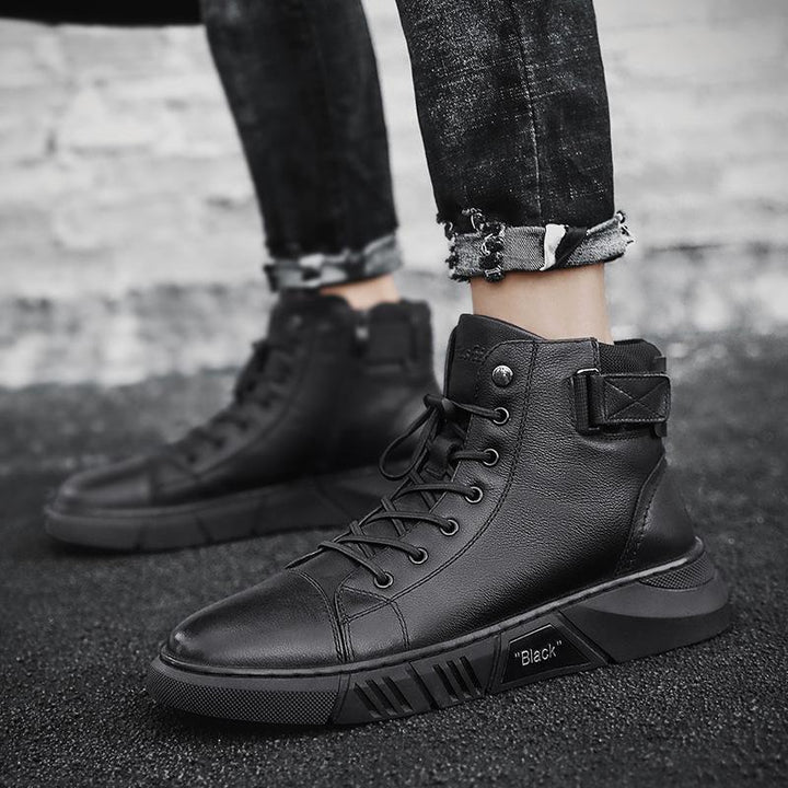 Bottes homme en cuir noir faites main, robustes et élégantes, parfaites pour un style quotidien sophistiqué.