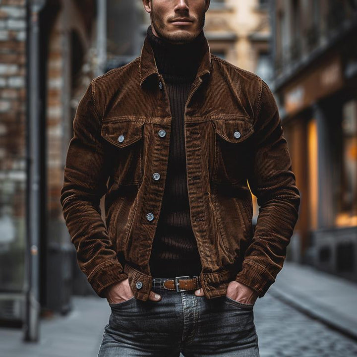 Gros plan sur les grandes poches fonctionnelles d'une veste workwear homme, pratique pour mi-saison.