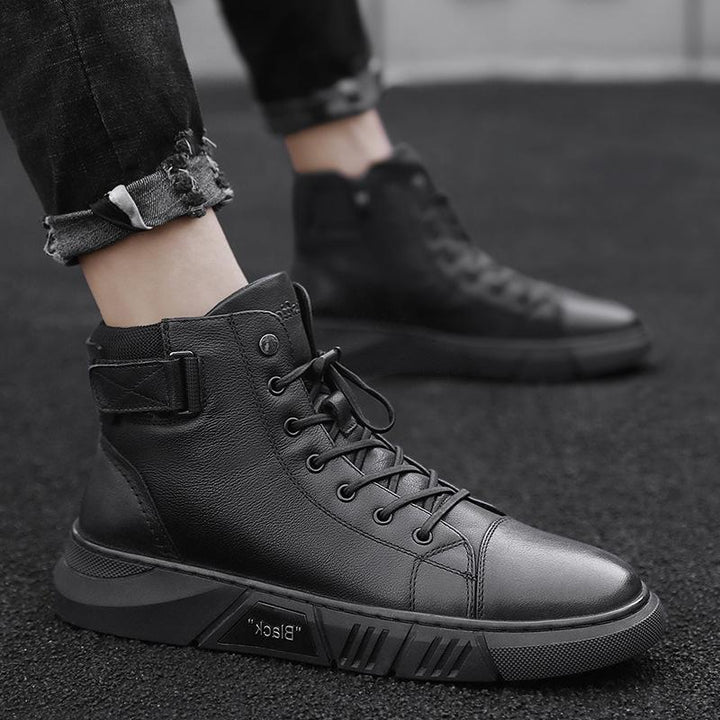 Chaussures homme : bottes en cuir noir, élégantes et confortables, avec semelle antidérapante pour le quotidien.
