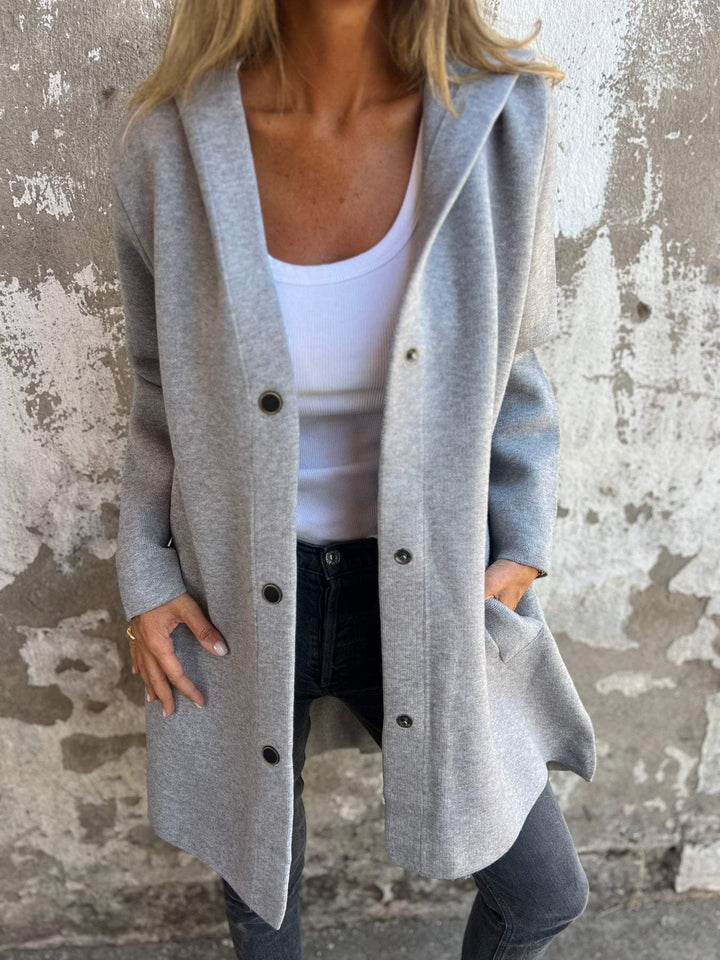 Veste Norah femme à capuche, décontractée avec bouton unique. Idéale pour un style moderne et confortable.