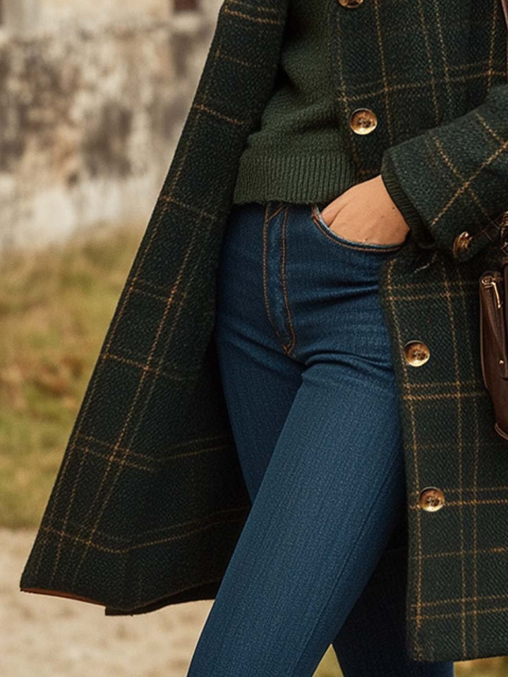 Femme portant un manteau long à carreaux, chaud et élégant pour l'hiver. Style chic et moderne, idéal pour la saison froide.