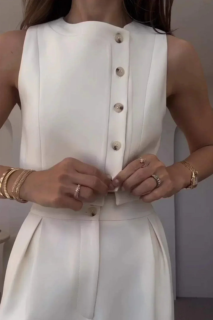 Détail de l'ensemble structuré blanc femme : texture du gilet chic et coupe élégante du pantalon. Style mode polyvalent.