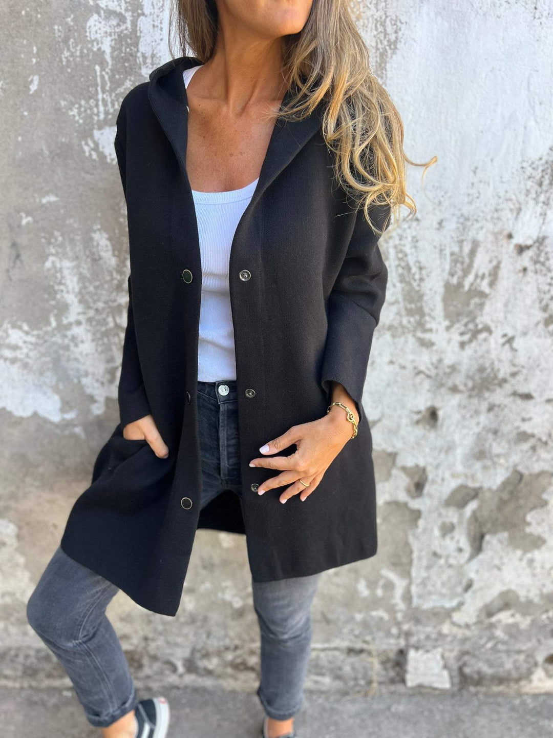 Manteau léger femme Norah, veste polyvalente à capuche et bouton unique. Confort et modernité pour la mode décontractée.