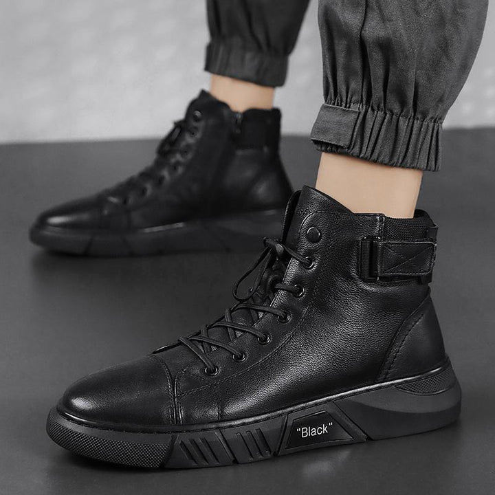 Bottes noires en cuir véritable pour homme, avec semelle antidérapante, offrant élégance et robustesse au quotidien.