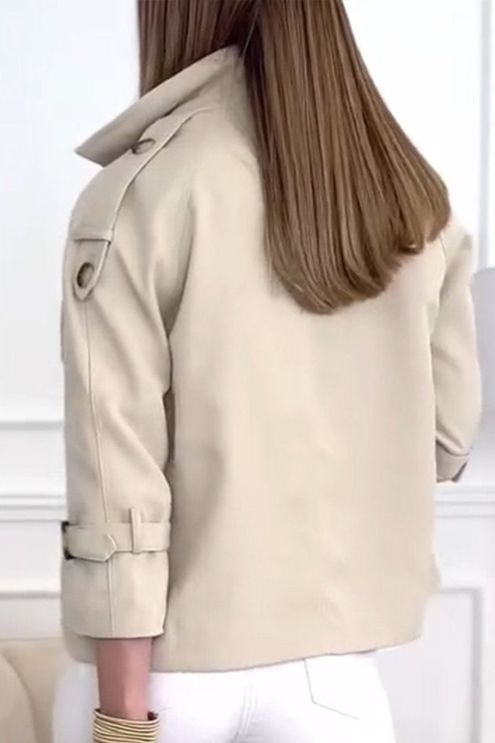 Veste trench chic femme beige à double boutonnage, idéale pour un look décontracté ou de bureau moderne.