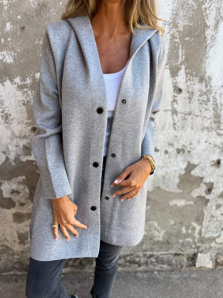 Veste femme Norah décontractée, style casual chic à capuche et bouton unique. Parfaite pour les saisons intermédiaires.