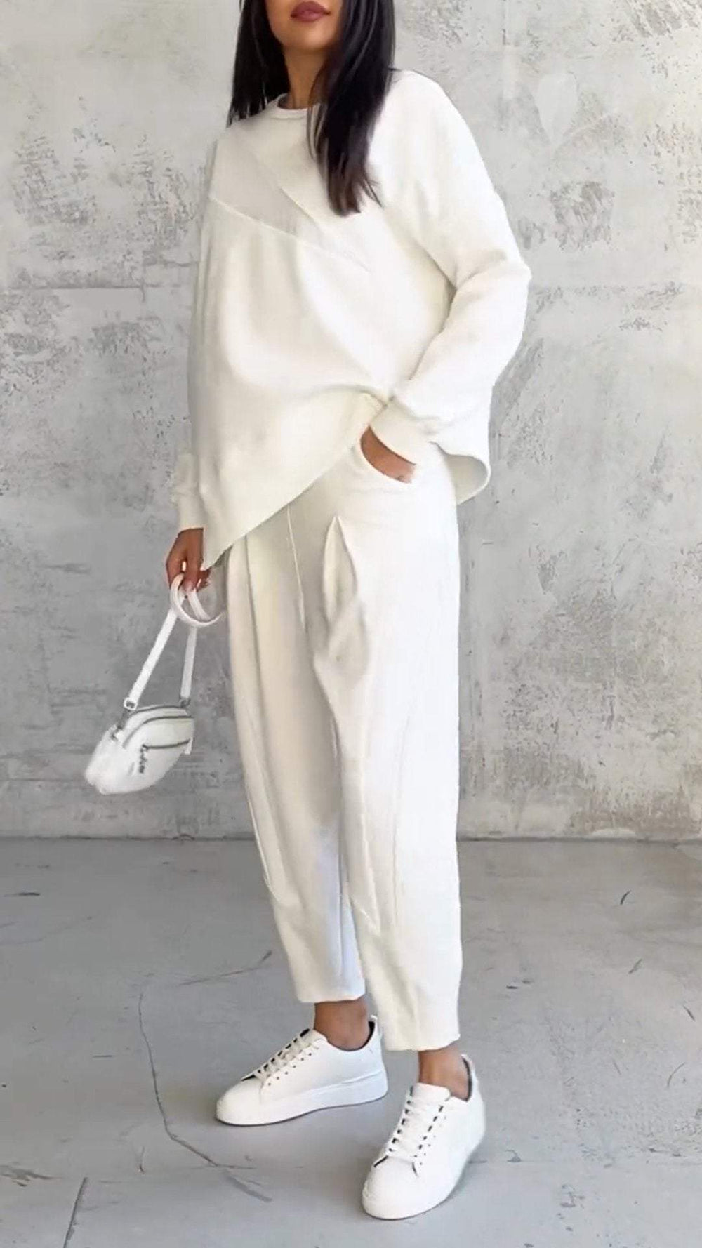 Zoom sur le tissu doux et respirant de l'ensemble loungewear femme décontracté, idéal pour le quotidien.