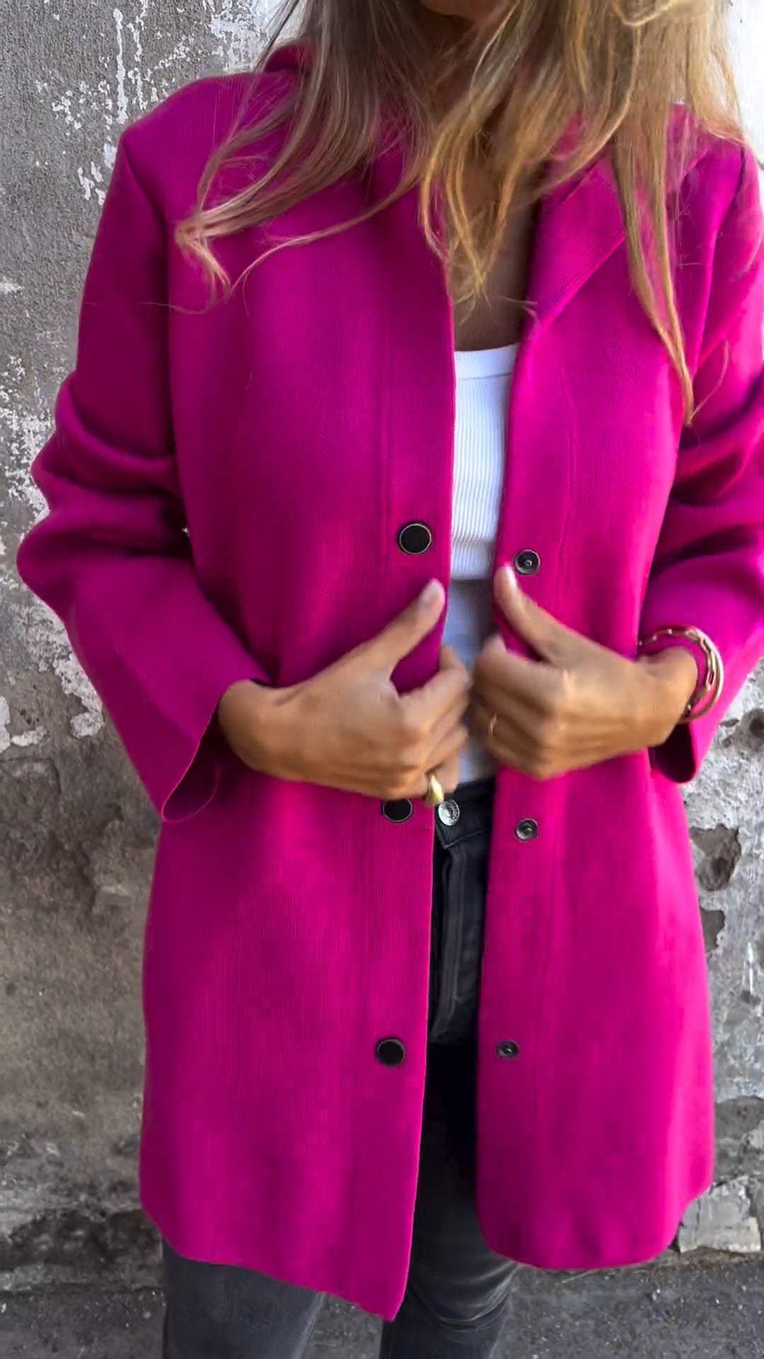 Veste femme Norah pour saisons intermédiaires, style décontracté à capuche et bouton unique. Confort et mode.