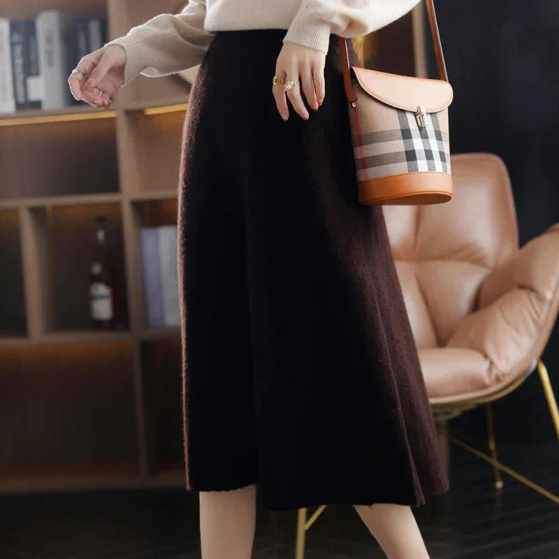 Découvrez la jupe longue plissée femme, taille haute, un modèle chic et élégant pour la mode hiver.