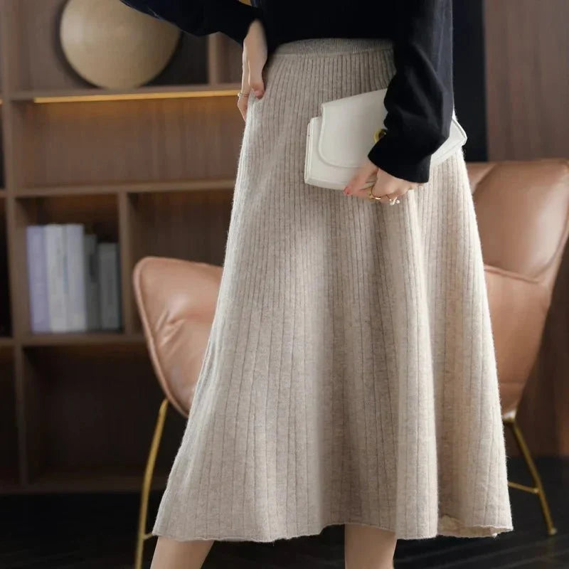 Jupe longue plissée élégante pour femme, taille haute, style chic, parfaite pour la mode automne hiver.