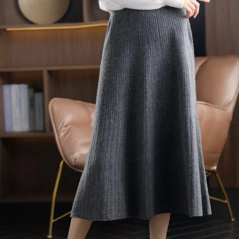 Jupe longue plissée fluide pour femme, confortable et élégante, essentielle pour une garde-robe chic.
