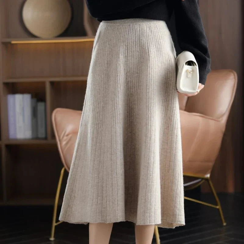 Silhouette élégante avec cette jupe plissée longue femme, taille haute, chic et versatile pour toute occasion.
