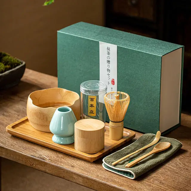 Main fouettant le thé matcha dans le bol en céramique, démontrant le rituel traditionnel japonais.