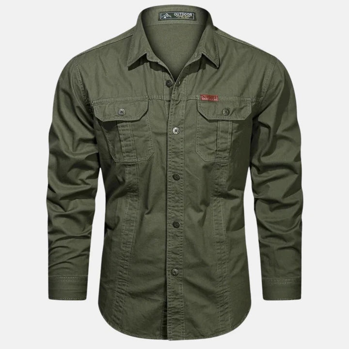 Chemise cargo homme, vue de face. Design fonctionnel et élégant. Mode masculine pour un look décontracté polyvalent.