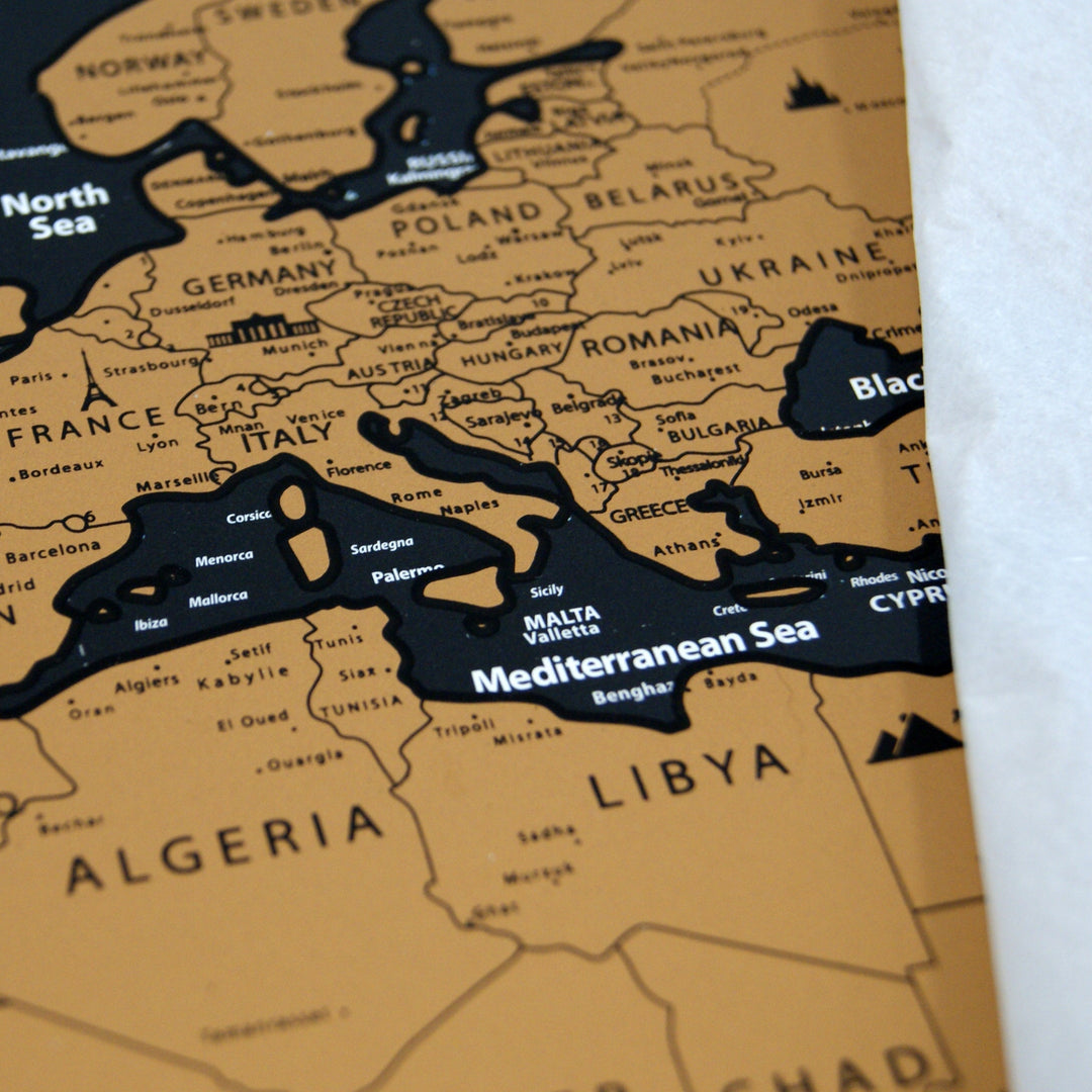 Immortalisez vos explorations avec cette grande carte du monde à gratter XL, souvenir de géographie.