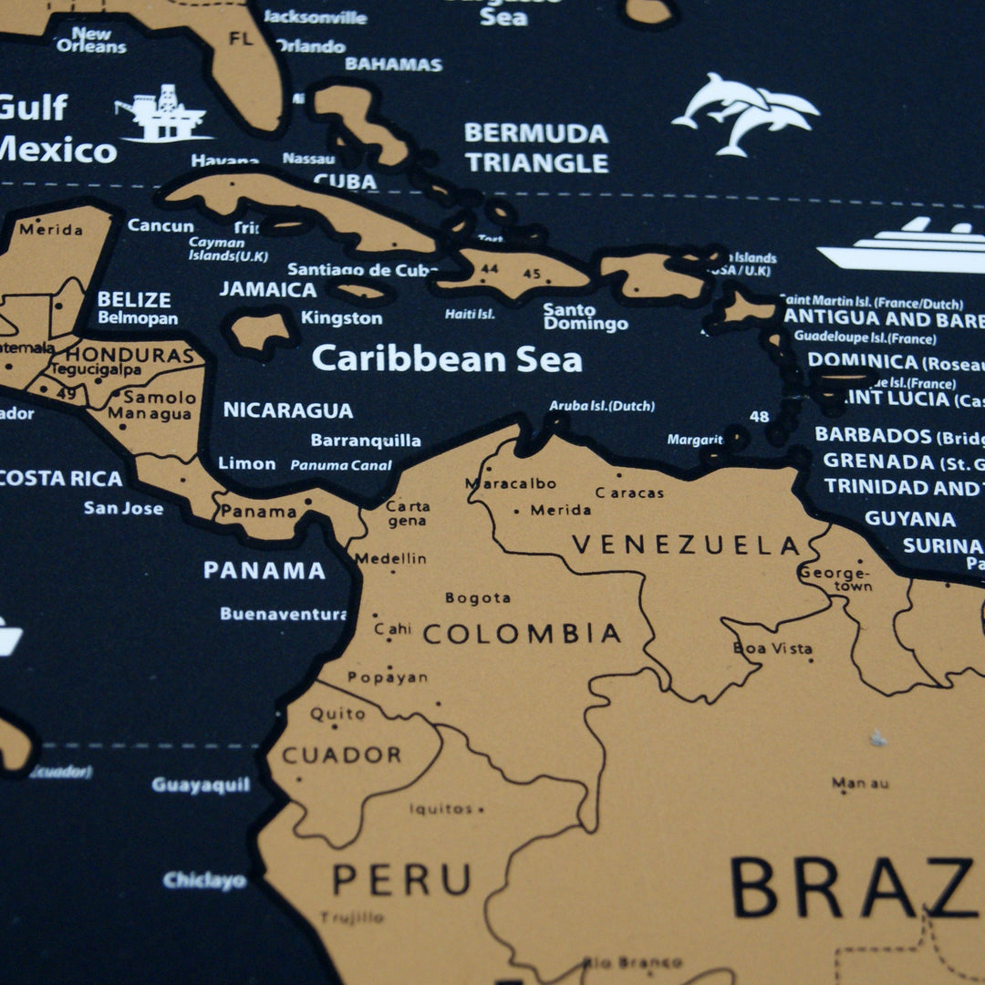 Présentation d'une carte du monde à gratter XL, un élément décoratif moderne pour les passionnés de voyage.