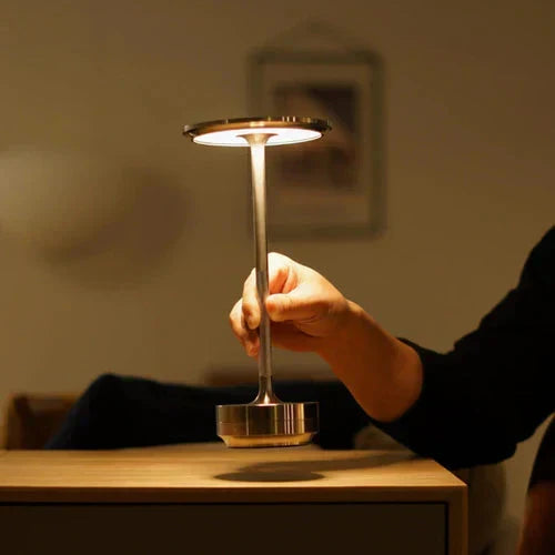 Lampe LED portable avec base métallique, design moderne et élégant, parfaite pour la décoration.
