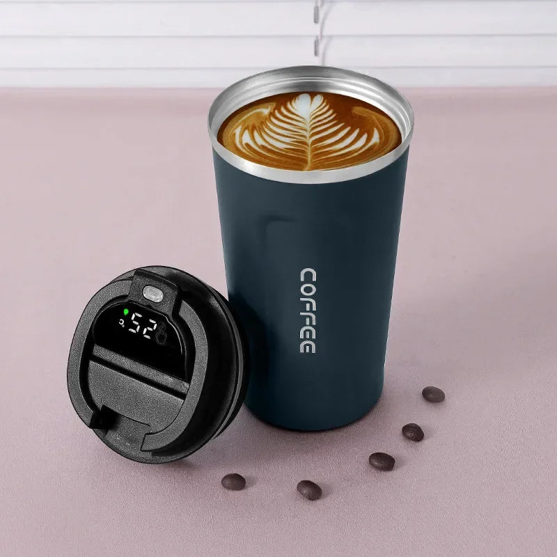 Mug intelligent isotherme pour voyage, boisson chaude ou froide à portée de main et sous contrôle.