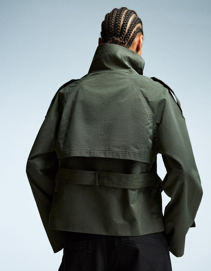 Manteau court femme style trench, ceinture à la taille, élégance urbaine pour le printemps et l'automne.
