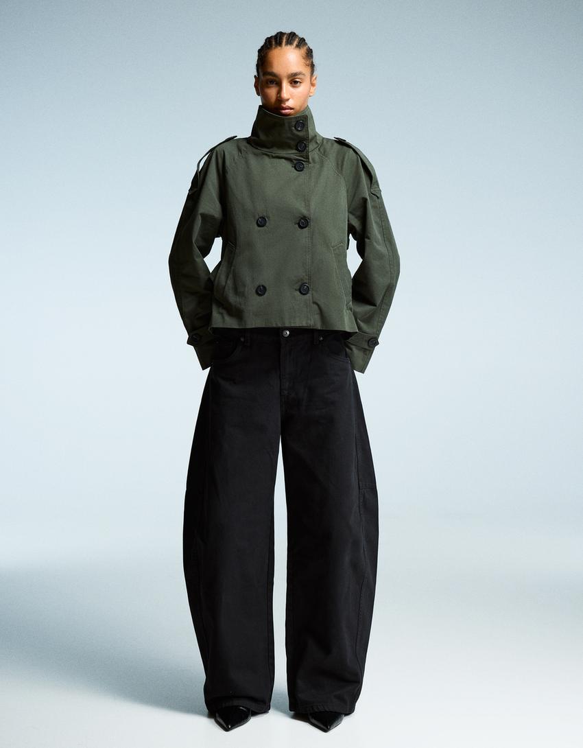 Veste trench court femme, look mode chic pour le printemps, ceinture et double boutonnage.