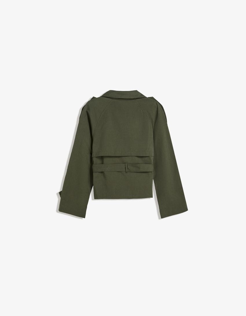 Trench court femme double boutonnage, veste chic et élégante, parfaite pour un style urbain de printemps.