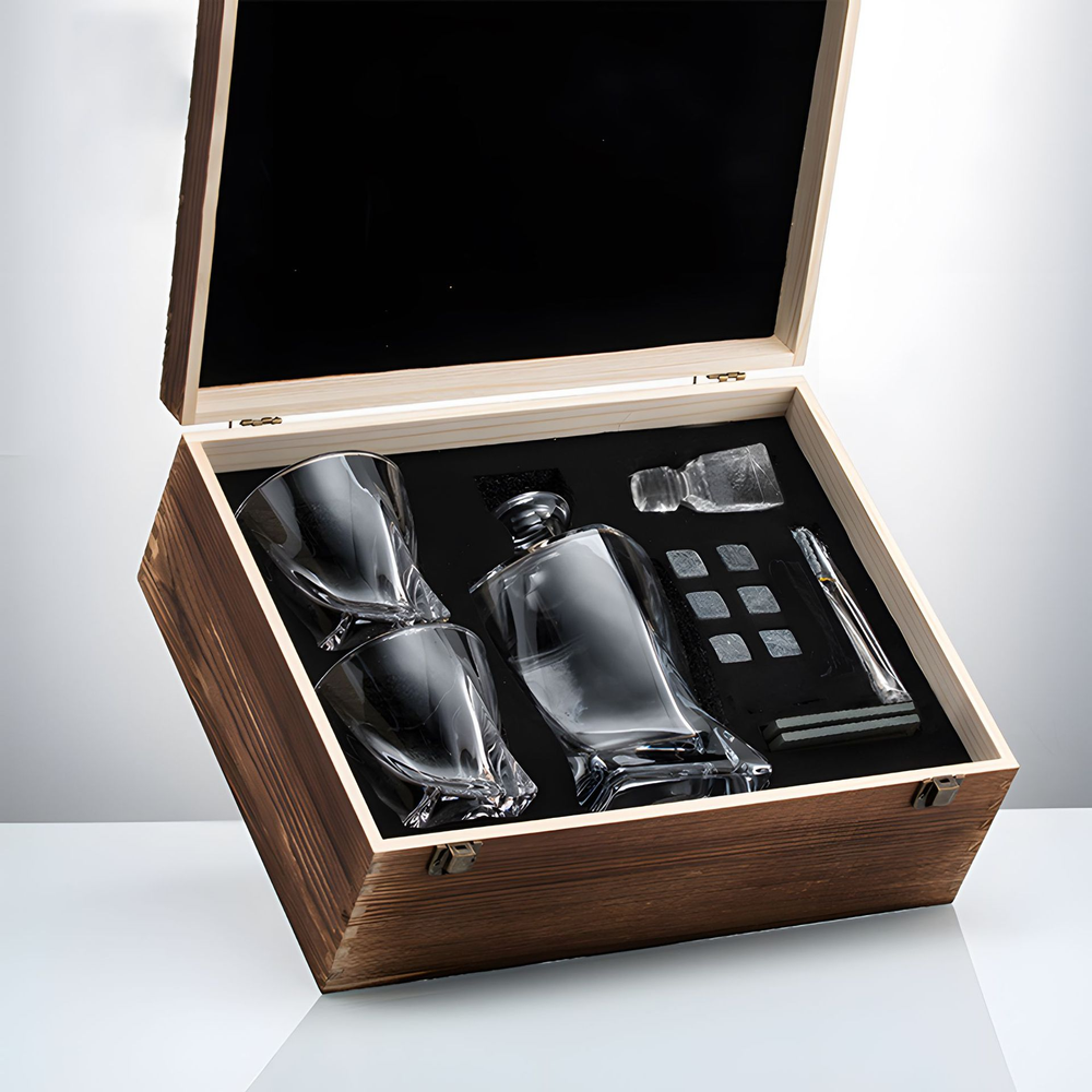 Ensemble cadeau whisky en cristal: carafe élégante, 2 verres et pierres réfrigérantes pour une dégustation raffinée.