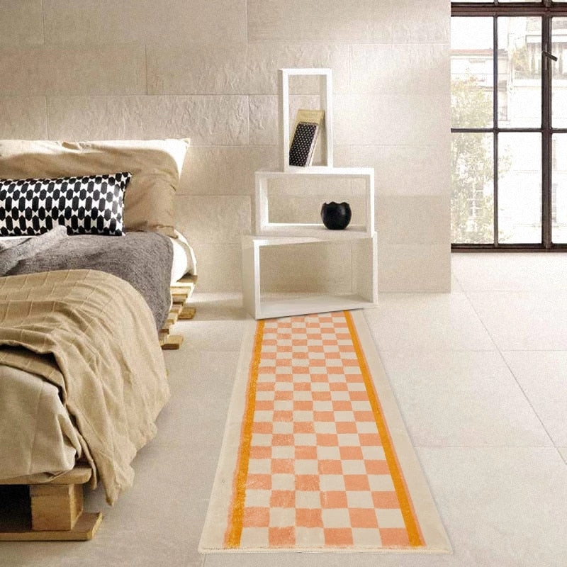 Tapis coureur rétro à carreaux élégant, idéal pour une décoration intérieure vintage et chaleureuse.