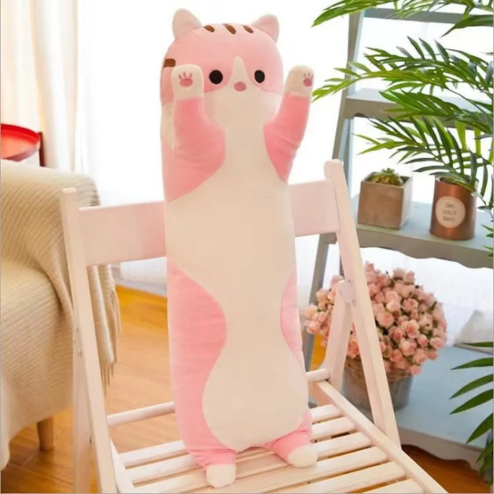 Oreiller peluche chat doux pour chambre, un compagnon câlin qui ajoute du confort et une touche ludique.