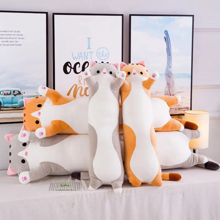 Grand oreiller peluche chat doux pour adulte, confort et décoration moderne pour salon ou chambre.