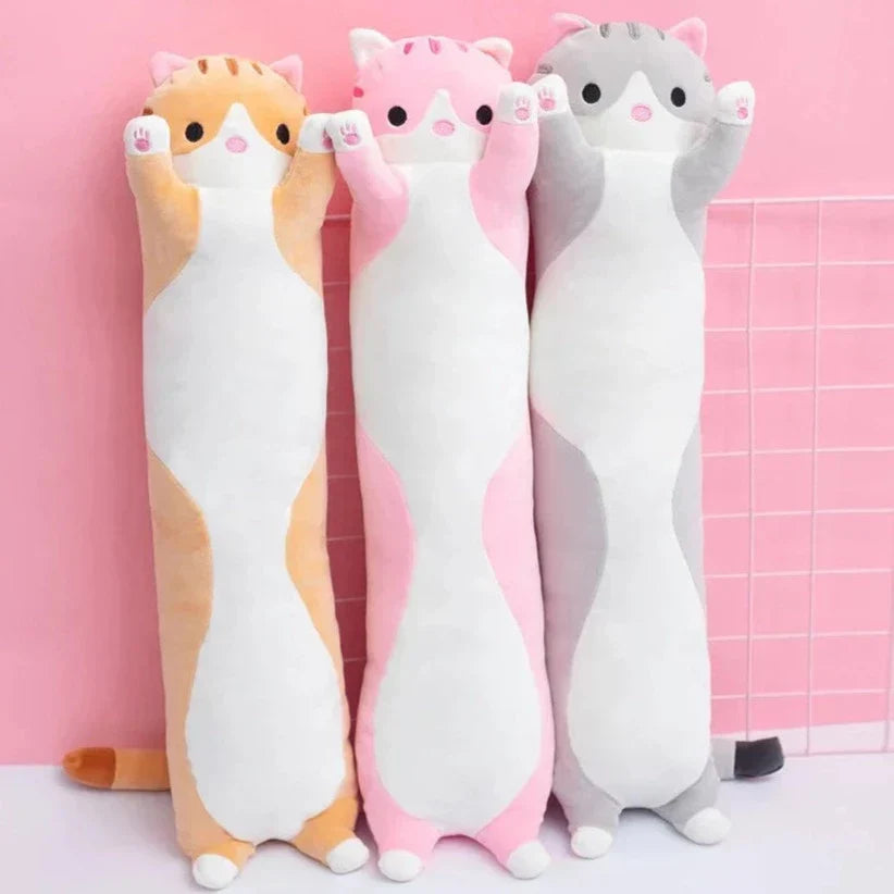 Oreiller peluche chat doux pour salon, un coussin de décoration confortable qui invite à la détente.