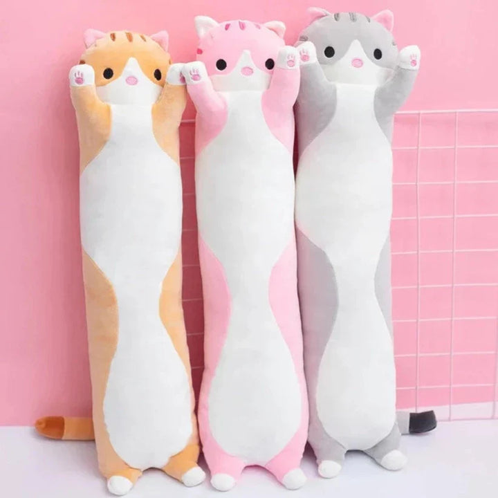Oreiller peluche chat doux pour salon, un coussin de décoration confortable qui invite à la détente.