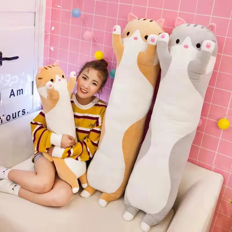 Design mignon de chat pour cet oreiller peluche doux, offrant confort et décoration amusante à votre intérieur.