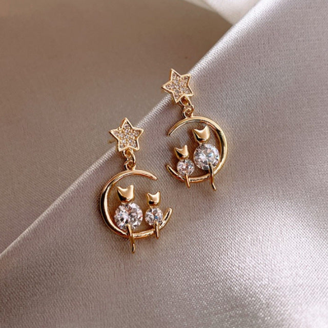 Détail de la corne de licorne sur ces boucles d'oreilles fantaisie, bijoux pour femmes, en acier inoxydable.
