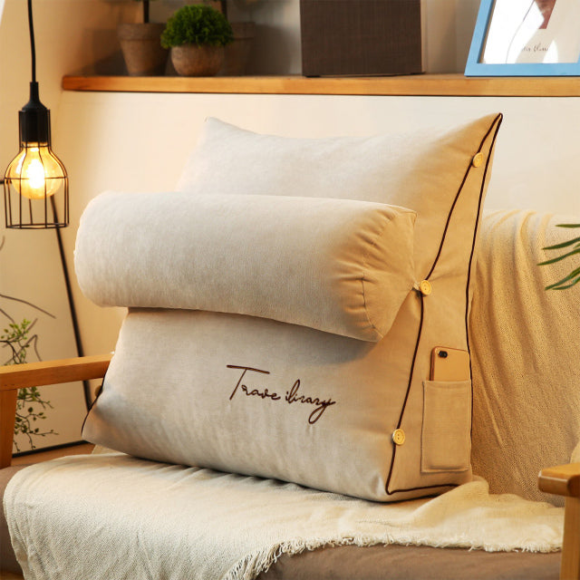 Coussin triangulaire pour le dos, offrant un soutien ergonomique et un confort de détente dans votre intérieur.