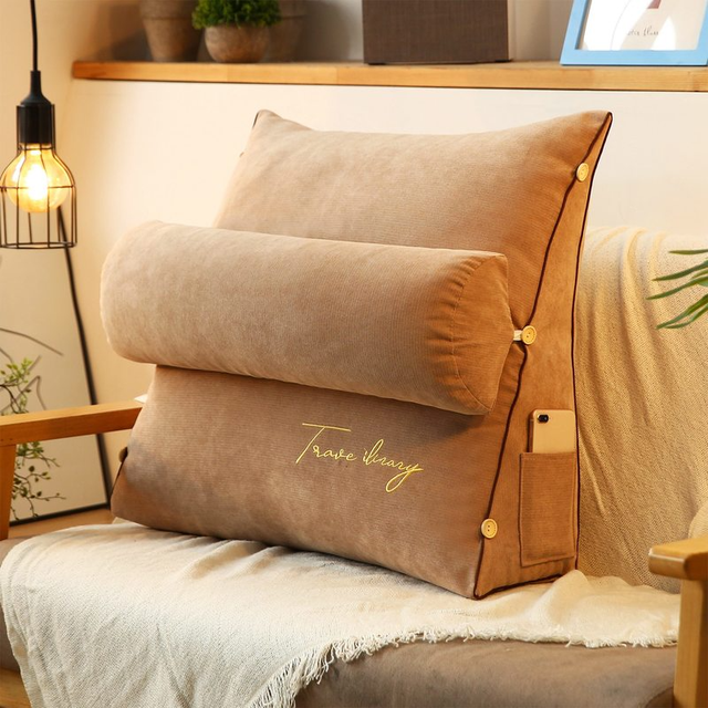 Coussin triangulaire de soutien dorsal pour lit, offrant un confort ergonomique et une détente agréable.