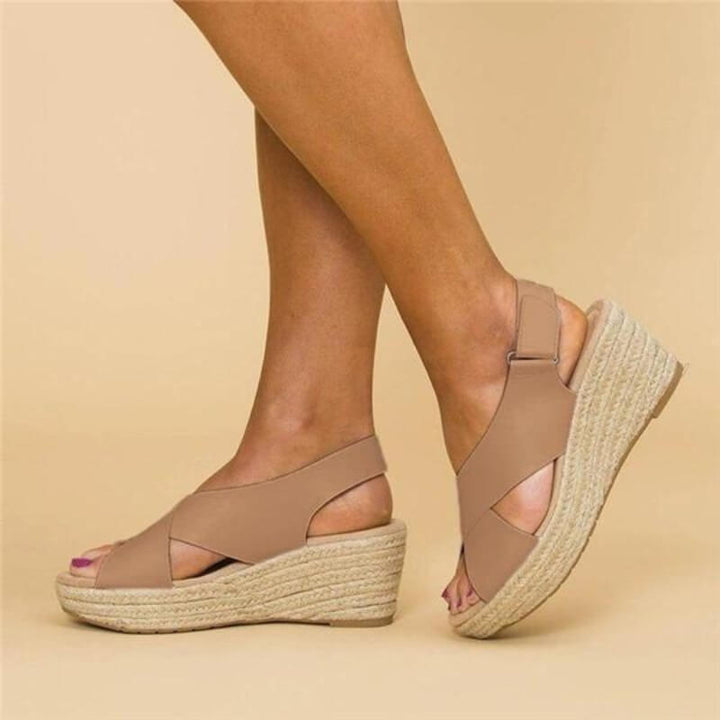 Femme portant des sandales orthopédiques élégantes, offrant confort et soutien plantaire pour une marche quotidienne estivale.