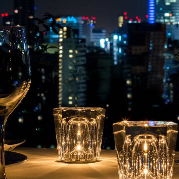 Lampe LED de table rechargeable, éclairage cristal pour une décoration intérieure moderne et élégante.