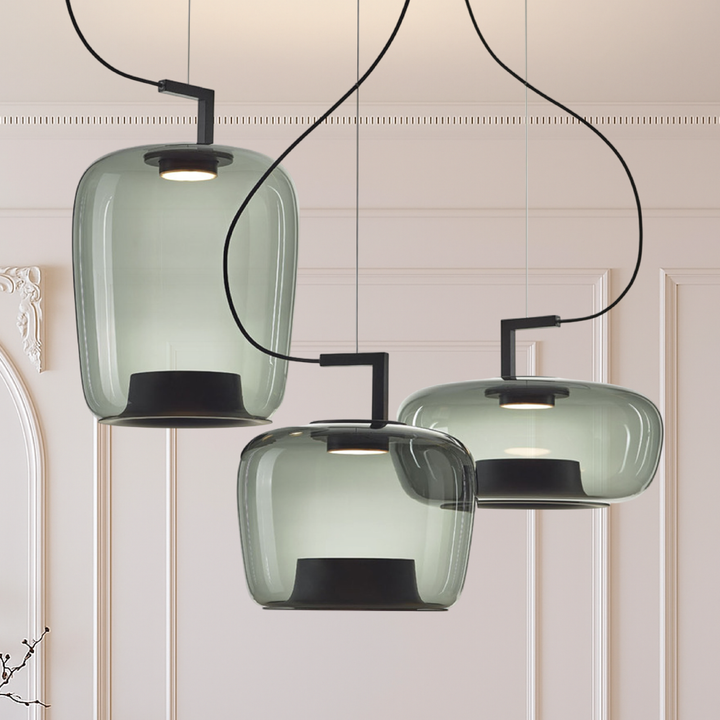 Lampe suspendue classique en verre teinté, parfaite pour un salon élégant.