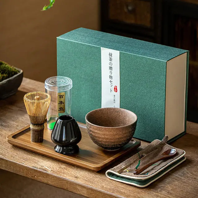 Accessoires de cérémonie matcha japonais présentés élégamment, une idée cadeau unique pour la cuisine.