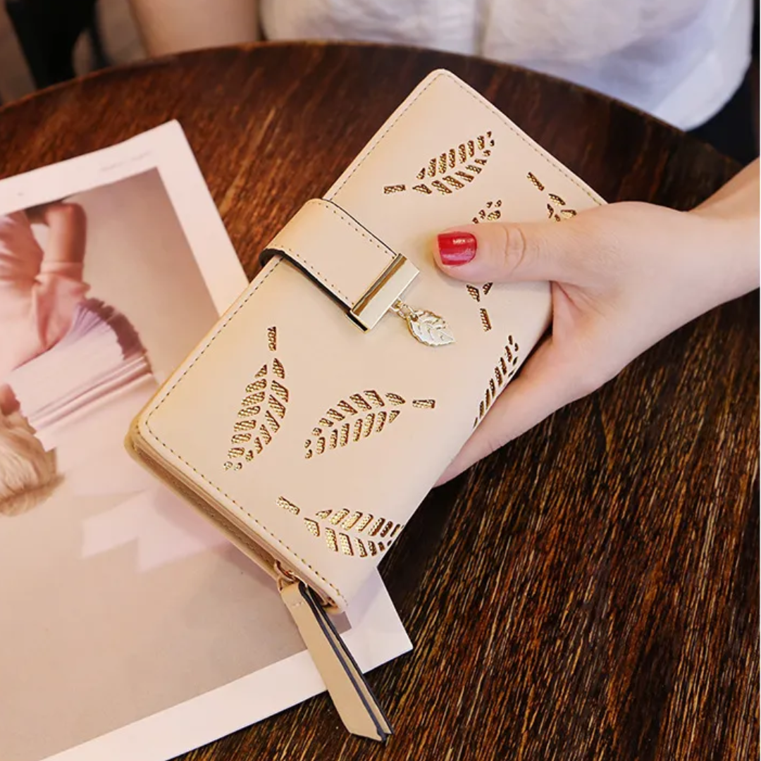 Portefeuille femme pratique, motifs feuilles dorées. Un accessoire organisateur chic pour tous les jours.