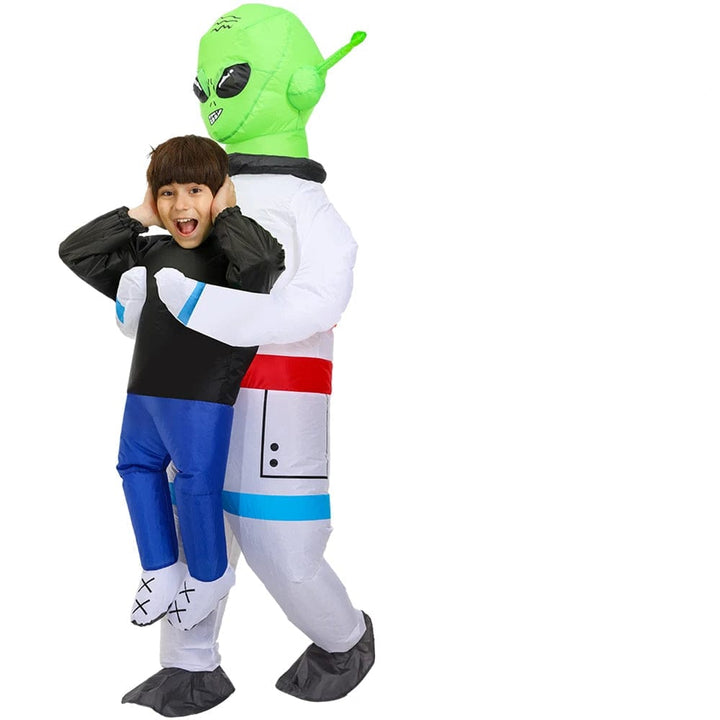 Déguisement gonflable Alien vert saisissant un astronaute, un choix humoristique pour toutes les fêtes.