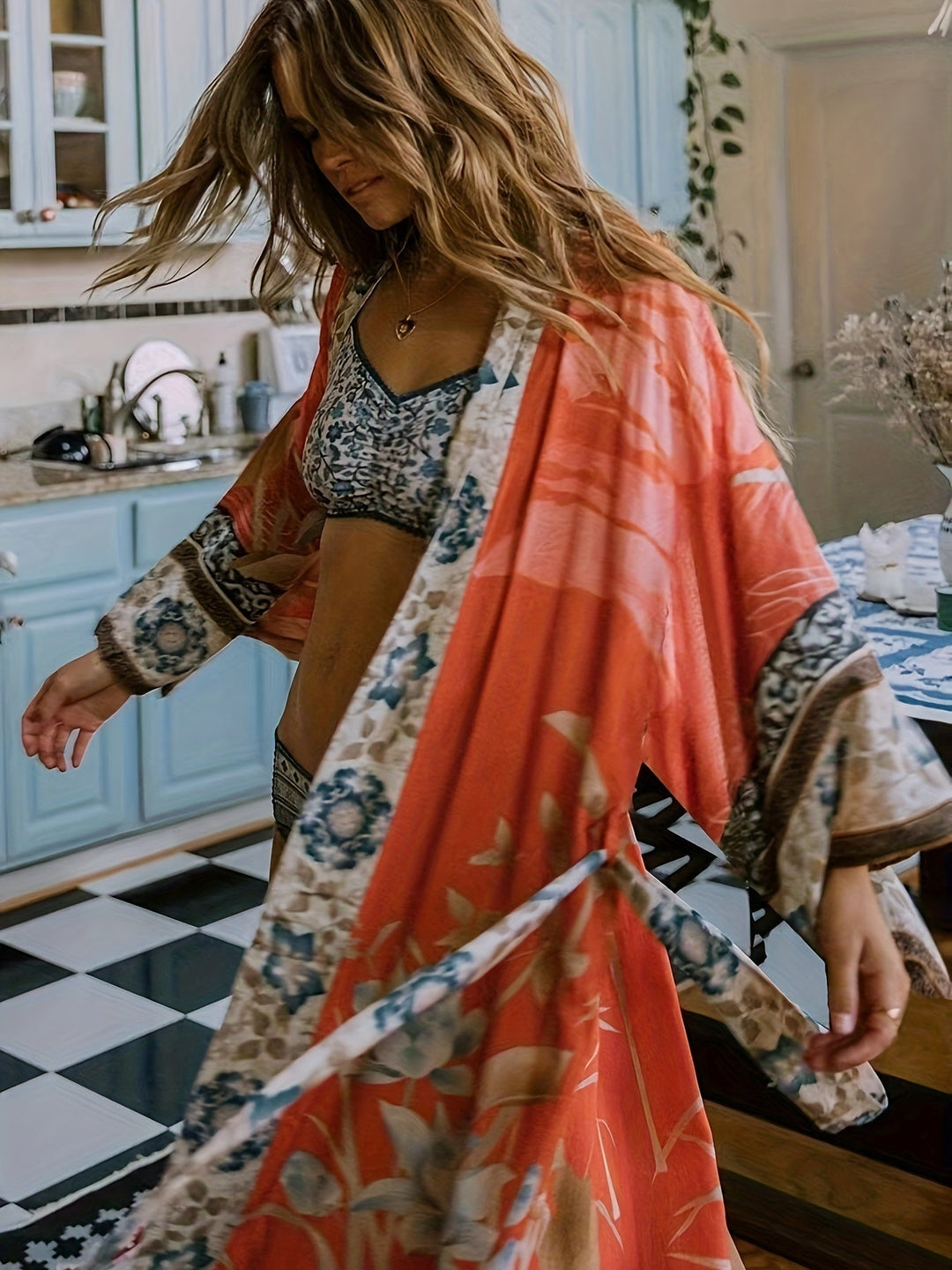 Kimono chic orange sanguine pour femme, en coton fluide, parfait pour une tenue décontractée d'été.