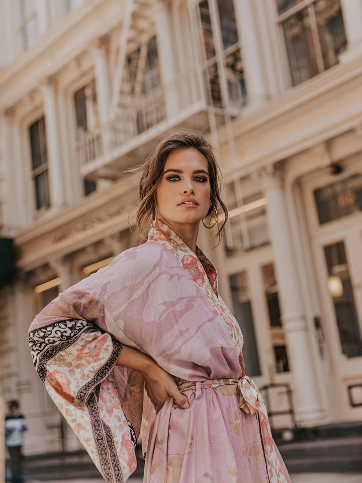 Élégant kimono femme en coton léger et fluide, motif floral contemporain, confort et style assurés.
