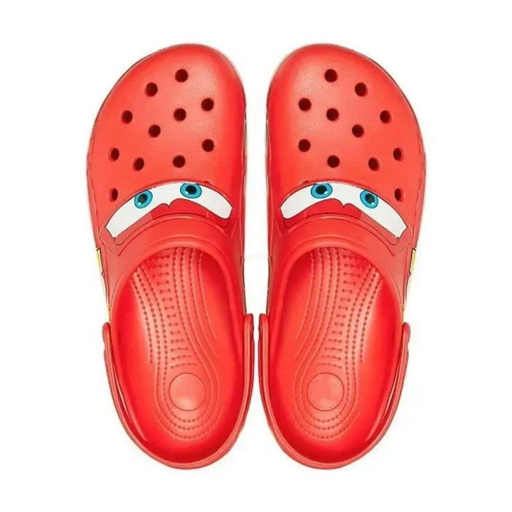 Sabots enfants au design ludique de voitures. Chaussures antidérapantes pour garçons et filles, légères et parfaites pour l'été.